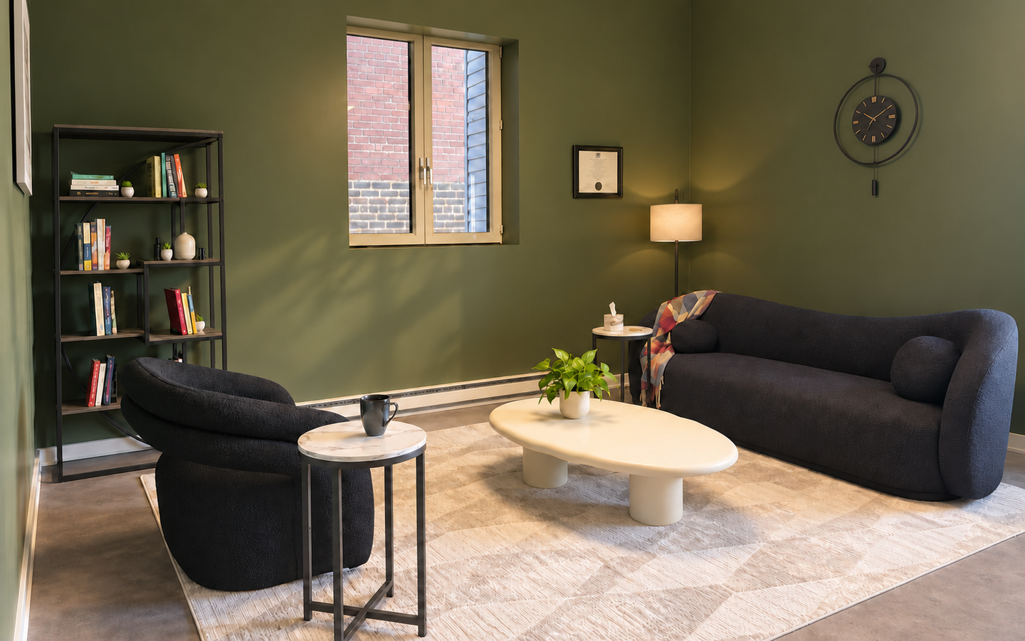 Le fauteuil de Diana face au canapé de consultation, avec une plante sur la table