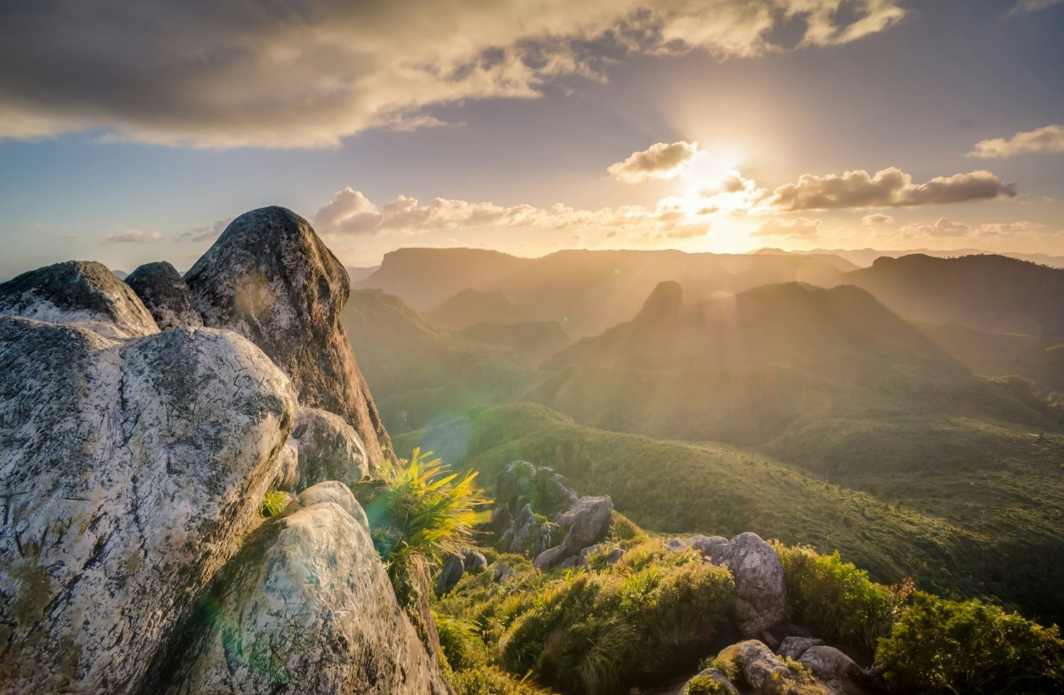 Un paysage de montagnes ouvert sur la lumière du matin
